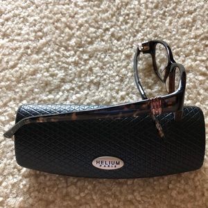 Helium ophthalmic frame